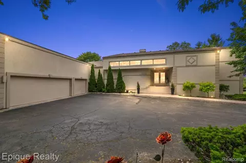 1848 Golf Ridge Dr S, Bloomfield Hills, MI 48302