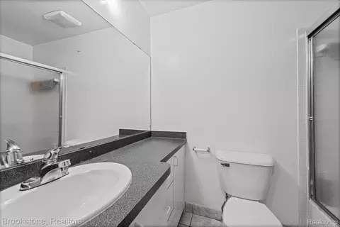 Bath - 1925 Nicholas Ct, Warren, MI 48092 photo 1 of 1