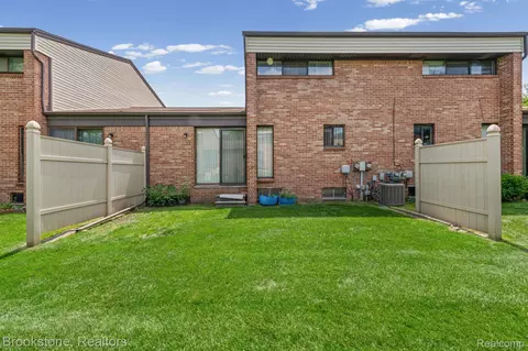 Exterior - 1925 Nicholas Ct, Warren, MI 48092 photo 3 of 4
