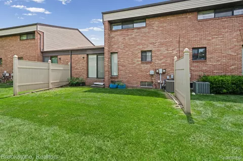 Exterior - 1925 Nicholas Ct, Warren, MI 48092 photo 4 of 4
