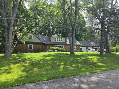 24100 Tamarack Trl, Southfield, MI 48075
