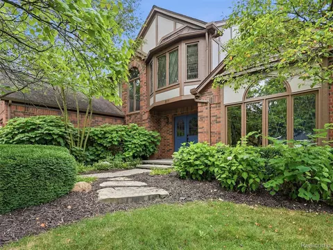 811 Snowmass Dr W, Rochester Hills, MI 48309