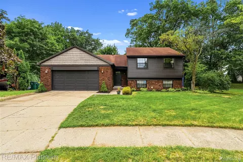 815 Oak Ridge Ct, Brighton, MI 48116