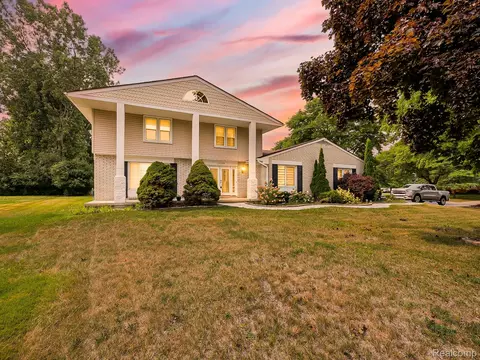 6240 Wynford Dr, West Bloomfield, MI 48322