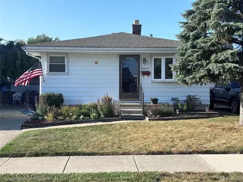22829 Arcadia St, Saint Clair Shores, MI 48082