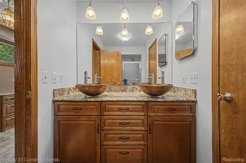 Bath - 19036 Outer Dr, Dearborn, MI 48128 photo 2 of 4