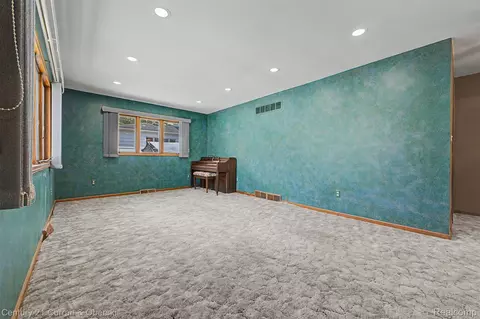Living - 19036 Outer Dr, Dearborn, MI 48128 photo 4 of 5