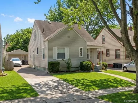 20220 Elkhart St, Harper Woods, MI 48225