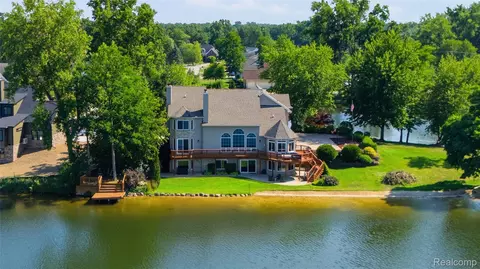 9669 Steephollow Dr, White Lake, MI 48386
