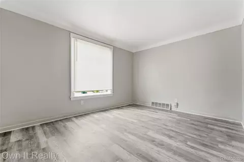 Living - 14761 Stephens Dr, Eastpointe, MI 48021 photo 4 of 6