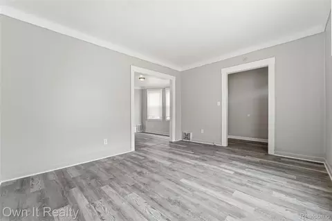 Living - 14761 Stephens Dr, Eastpointe, MI 48021 photo 2 of 6