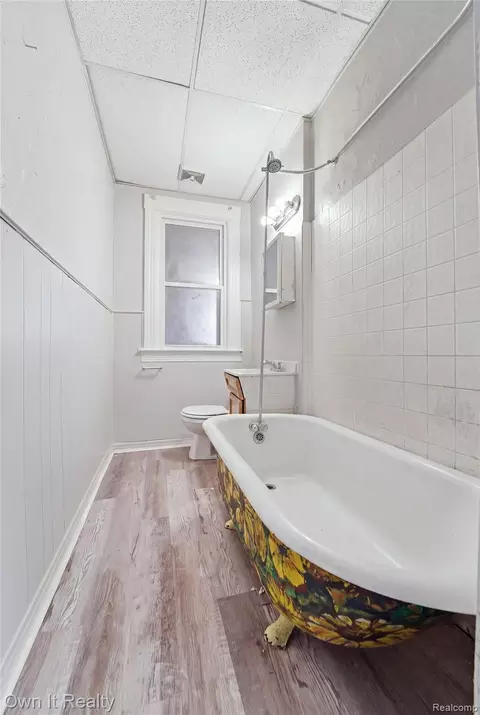 Bath - 14761 Stephens Dr, Eastpointe, MI 48021 photo 1 of 2