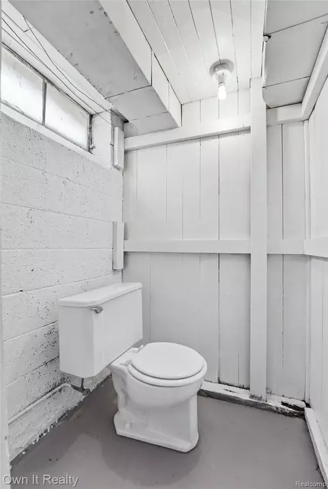 Bath - 14761 Stephens Dr, Eastpointe, MI 48021 photo 2 of 2