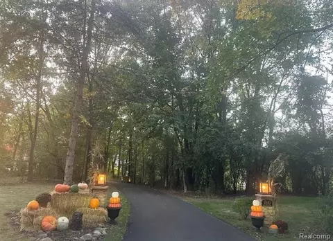 1510 Milford Hills Dr, Milford, MI 48381