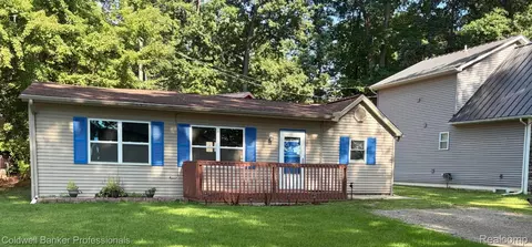 270 Indian Trl, Deerfield, MI 48421