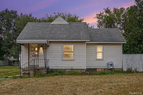 725 E Sherman St, Holly, MI 48442