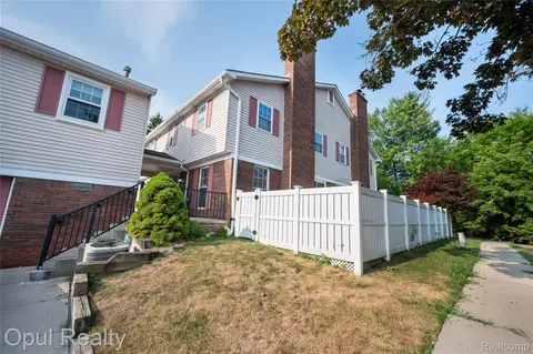 20831 W Glen Haven Cir, Northville, MI 48167