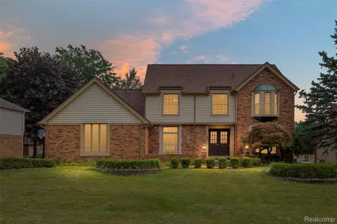 450 Timberline Dr, Rochester Hills, MI 48309