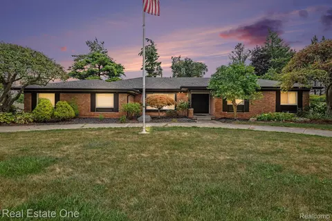 11584 Chicago Rd, Warren, MI 48093