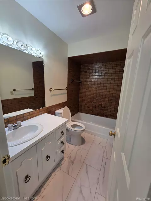 Bath - 1210 Springborrow Dr, Flint, MI 48532 photo 4 of 4