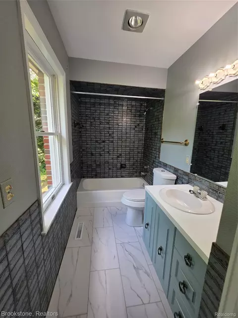 Bath - 1210 Springborrow Dr, Flint, MI 48532 photo 2 of 4