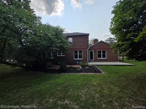 Exterior - 1210 Springborrow Dr, Flint, MI 48532 photo 3 of 4