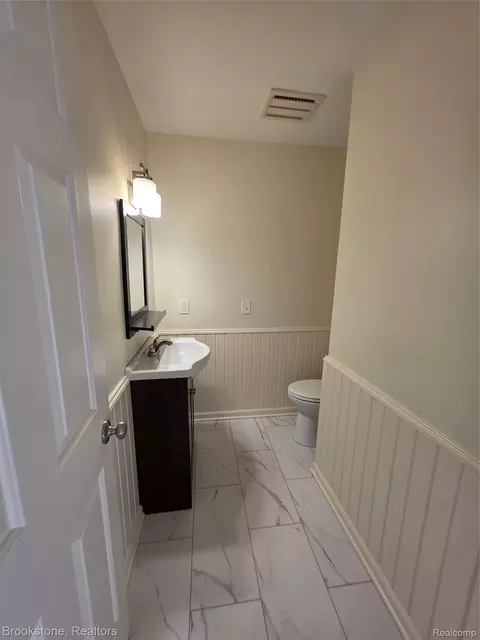 Bath - 1210 Springborrow Dr, Flint, MI 48532 photo 1 of 4