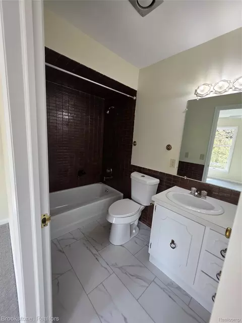 Bath - 1210 Springborrow Dr, Flint, MI 48532 photo 3 of 4