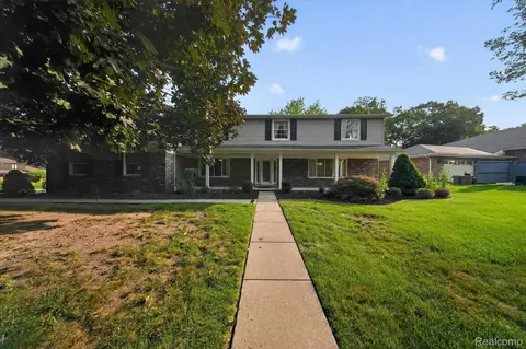 8940 Sarah Ln, Grosse Ile, MI 48138