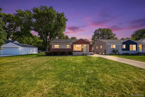22030 Lanse St, Saint Clair Shores, MI 48081