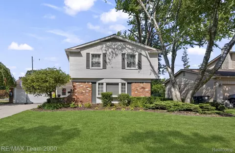 15785 Edgewood St, Livonia, MI 48154