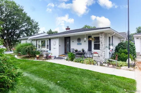 11586 Norway Dr, Hartland, MI 48353