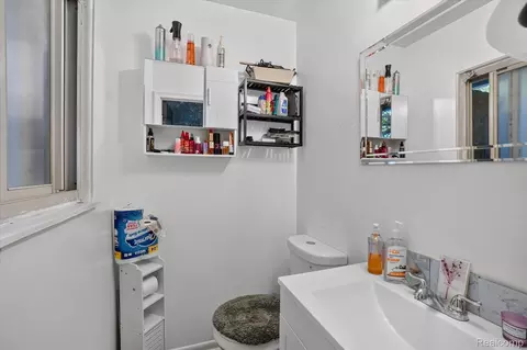 Bath - 1608 Broad Ct, Flint, MI 48503 photo 2 of 2