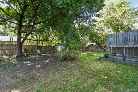 Exterior - 1608 Broad Ct, Flint, MI 48503 photo 13 of 15