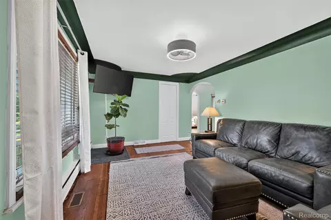 Living - 7369 N Webster Rd, Mount Morris, MI 48458 photo 2 of 3