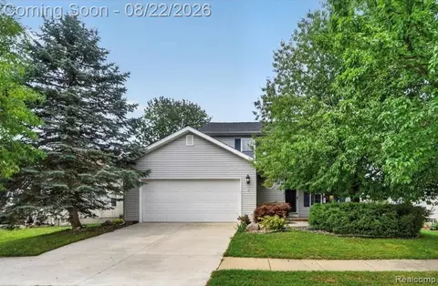 735 Pinegate Dr, Fowlerville, MI 48836