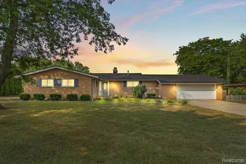 7366 Green Valley Dr, Grand Blanc, MI 48439