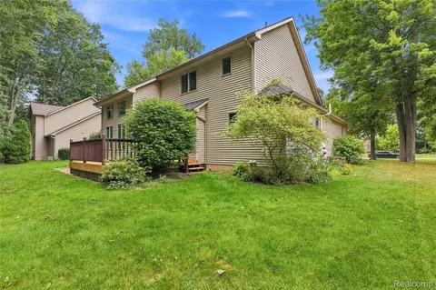 Exterior - 2318 Flagstone Dr, Flint, MI 48433 photo 7 of 13