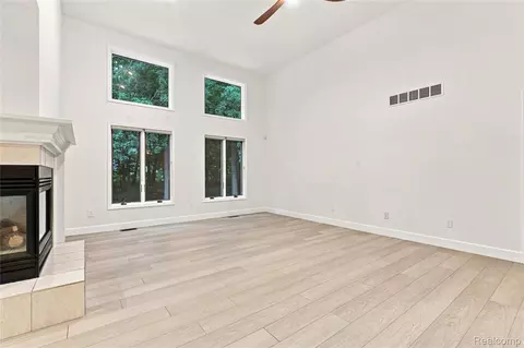Living - 2318 Flagstone Dr, Flint, MI 48433 photo 1 of 7