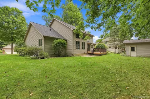 Exterior - 2318 Flagstone Dr, Flint, MI 48433 photo 8 of 13
