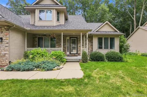 Exterior - 2318 Flagstone Dr, Flint, MI 48433 photo 5 of 13