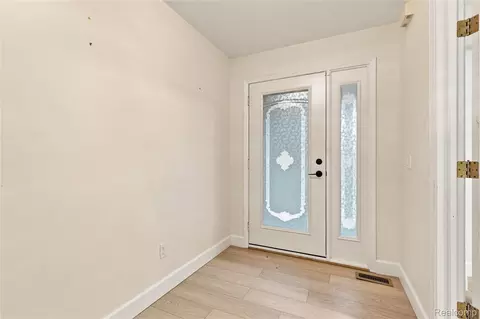 Entry Way - 2318 Flagstone Dr, Flint, MI 48433 photo 2 of 3