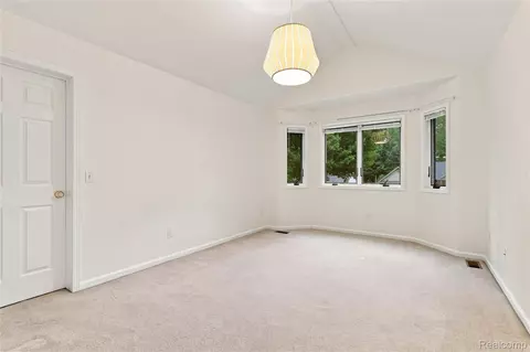 Bedroom - 2318 Flagstone Dr, Flint, MI 48433 photo 3 of 12