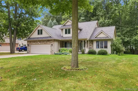 Exterior - 2318 Flagstone Dr, Flint, MI 48433 photo 4 of 13