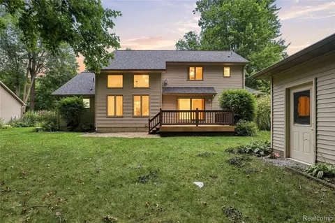 Exterior - 2318 Flagstone Dr, Flint, MI 48433 photo 3 of 13
