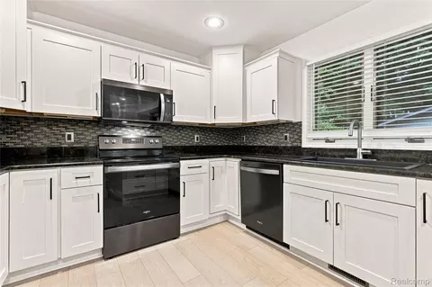 Kitchen - 2318 Flagstone Dr, Flint, MI 48433 photo 2 of 5