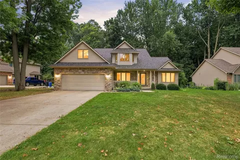 Exterior - 2318 Flagstone Dr, Flint, MI 48433 photo 6 of 13