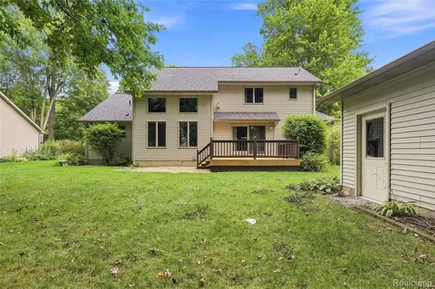 Exterior - 2318 Flagstone Dr, Flint, MI 48433 photo 9 of 13
