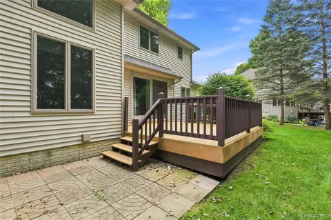 Exterior - 2318 Flagstone Dr, Flint, MI 48433 photo 10 of 13