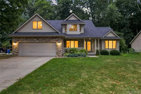 Exterior - 2318 Flagstone Dr, Flint, MI 48433 photo 2 of 13